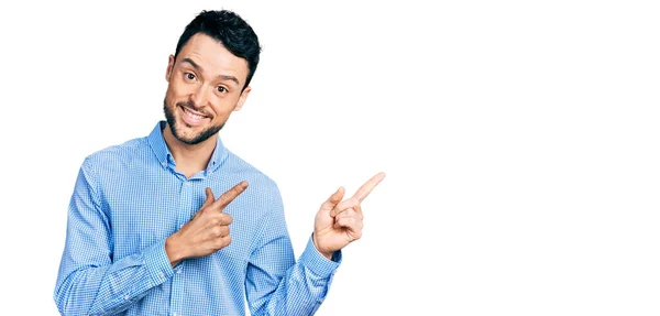 Uomo Ispanico Con Barba Che Indossa Camicia Casual Lavoro Sorridente — Foto Stock