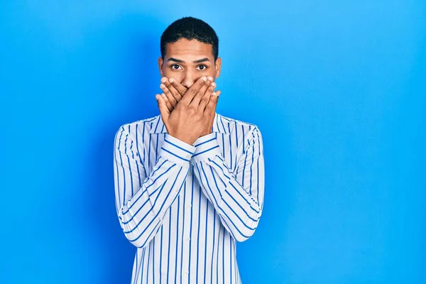 カジュアルな服を着た若いアフリカ系アメリカ人の男が誤って手で口をカバーショックを受けた 秘密の概念 — ストック写真
