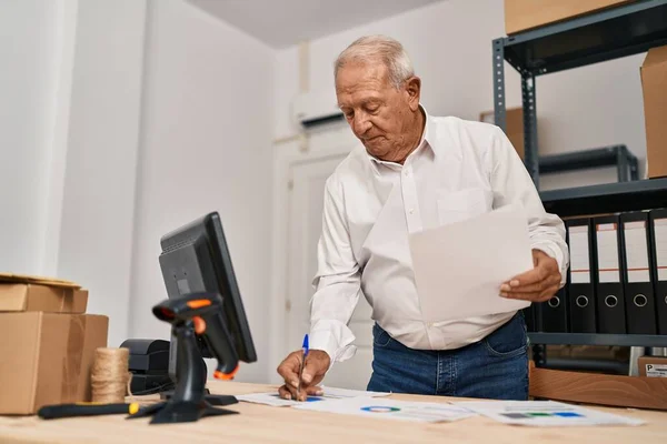 Senior Man Ecommerce Business Worker Writing Document Office — ストック写真