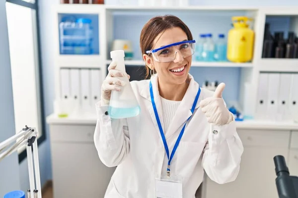 Молодая Брюнетка Женщина Работающая Лаборатории Ученого Улыбается Счастливый Позитивный Большой — стоковое фото