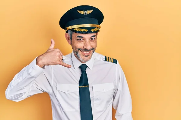 Snygg Medelålders Man Med Grått Hår Klädd Flygplan Pilot Uniform — Stockfoto