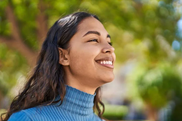 Jovem Afro Americana Sorrindo Confiante Parque — Fotografia de Stock