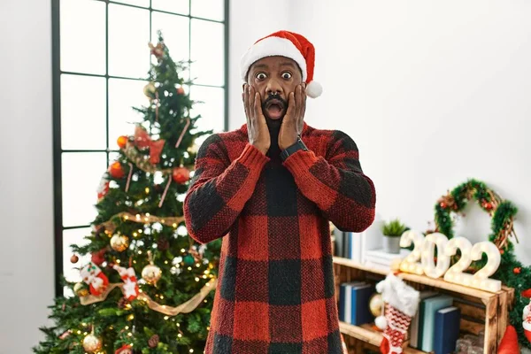 Afro Americano Vestindo Chapéu Papai Noel Junto Árvore Natal Com — Fotografia de Stock