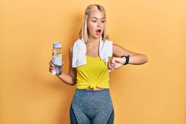 Beautiful Blonde Sports Woman Using Smart Watch Afraid Shocked Surprise — Stockfoto