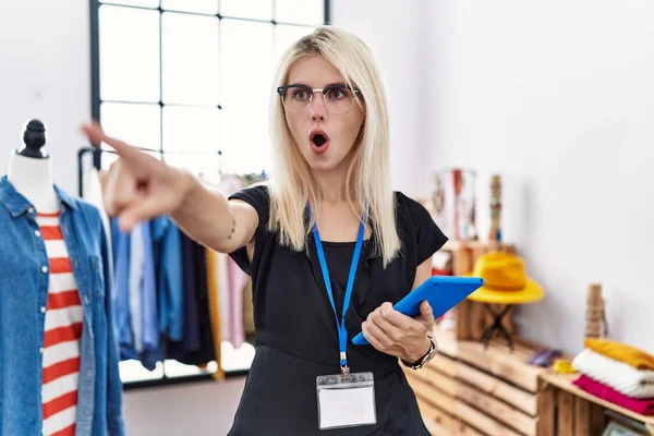 Young Blonde Woman Working Manager Retail Boutique Pointing Finger Surprised — Stock Fotó