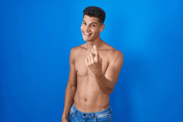 Young Hispanic Man Standing Shirtless Blue Background Beckoning Come Here — 스톡 사진