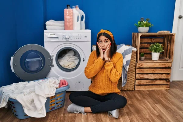 Ung Latinamerikansk Kvinna Gör Tvätt Rädd Och Chockad Överraskning Och — Stockfoto