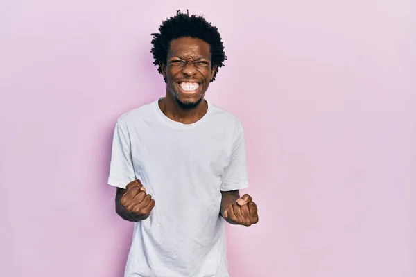 Junger Afrikanisch Amerikanischer Mann Lässigem Weißem Shirt Aufgeregt Für Den — Stockfoto