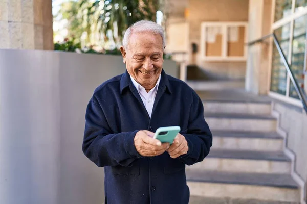 Senior Man Lacht Vol Vertrouwen Met Behulp Van Smartphone Straat — Stockfoto