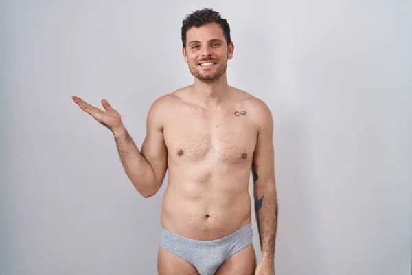 Jovem Hispânico Sem Camisa Usando Underware Sorrindo Alegre Apresentando Apontando — Fotografia de Stock