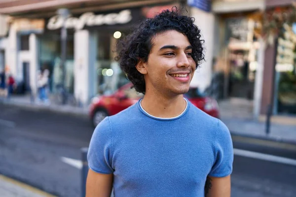Νεαρός Ισπανός Χαμογελάει Αυτοπεποίθηση Στο Δρόμο — Φωτογραφία Αρχείου