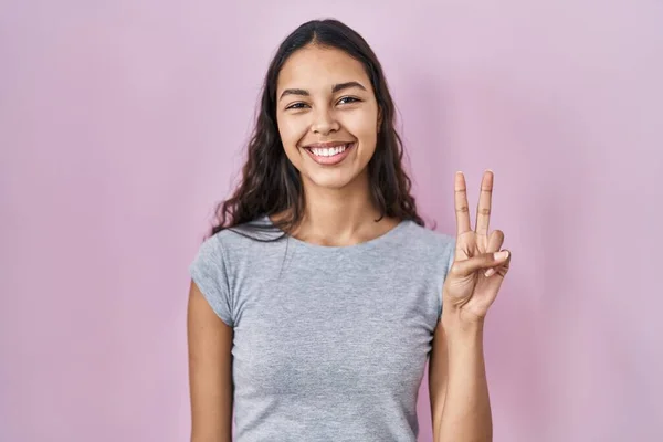 Jovem Brasileira Vestindo Camiseta Casual Sobre Fundo Rosa Mostrando Apontando — Fotografia de Stock