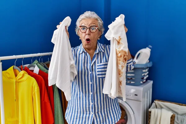 Starší Žena Šedými Vlasy Drží Čistě Bílé Tričko Tričko Špinavou — Stock fotografie