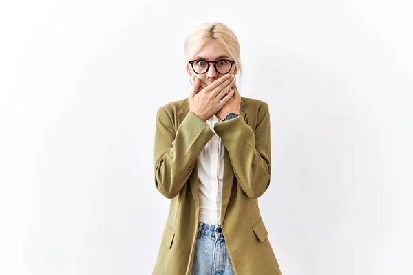 Beautiful Caucasian Business Woman Standing Isolated Background Shocked Covering Mouth — Foto de Stock
