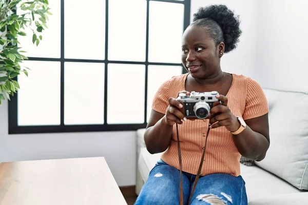 Mladý Africký Americký Žena Pomocí Vintage Kamera Sedí Pohovce Doma — Stock fotografie