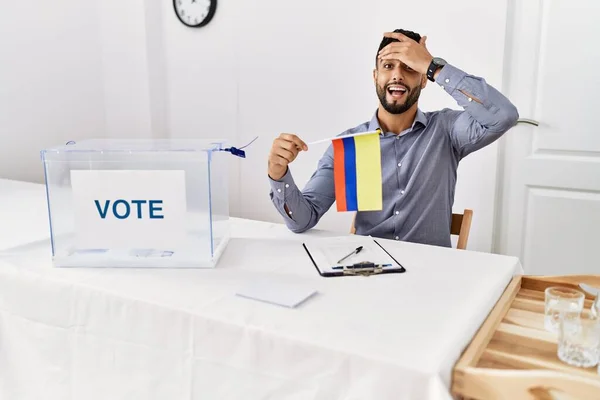 Mladý Pohledný Muž Plnovousem Politických Volbách Držící Kolumbijskou Vlajku Vystresovaný — Stock fotografie