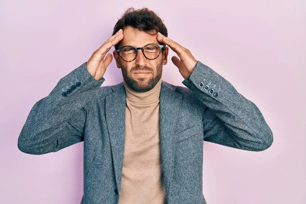 Hombre Guapo Con Barba Con Chaqueta Negocios Gafas Con Mano — Foto de Stock