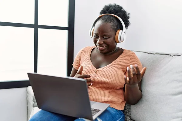 Young African American Woman Listening Music Sitting Sofa Home — Foto de Stock