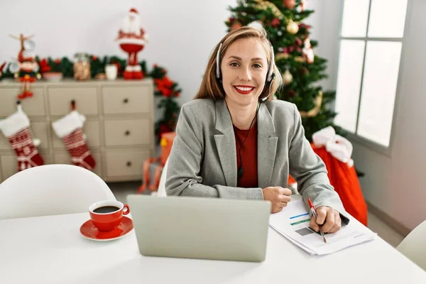 Beyaz Kadın Çağrı Merkezi Ajanı Evde Noel Ağacının Yanında Oturuyor — Stok fotoğraf