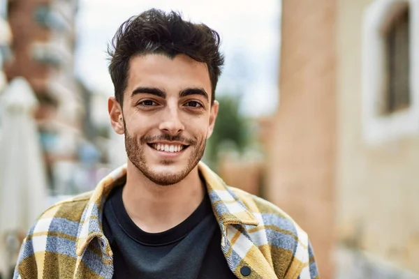 Bonito Homem Hispânico Sorrindo Feliz Confiante Cidade — Fotografia de Stock