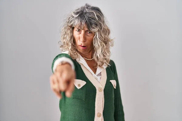 Beyaz Arka Planda Duran Orta Yaşlı Bir Kadın Kameraya Kızgın — Stok fotoğraf