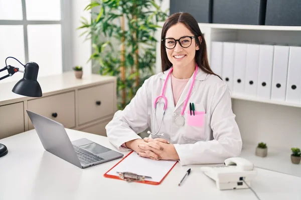 Jeune Femme Portant Uniforme Médecin Travaillant Clinique — Photo