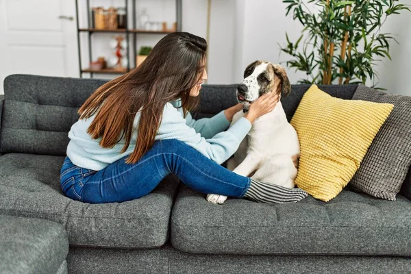 Young Woman Hugging Dog Sitting Sofa Home — Φωτογραφία Αρχείου