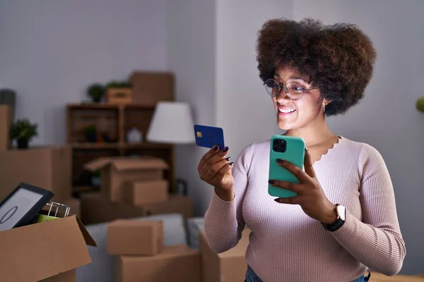 Afro Amerikaanse Vrouw Met Behulp Van Smartphone Creditcard Het Nieuwe — Stockfoto