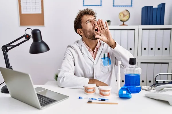 Jonge Spaanse Tandarts Werkt Medische Kliniek Schreeuwend Schreeuwend Met Hand — Stockfoto