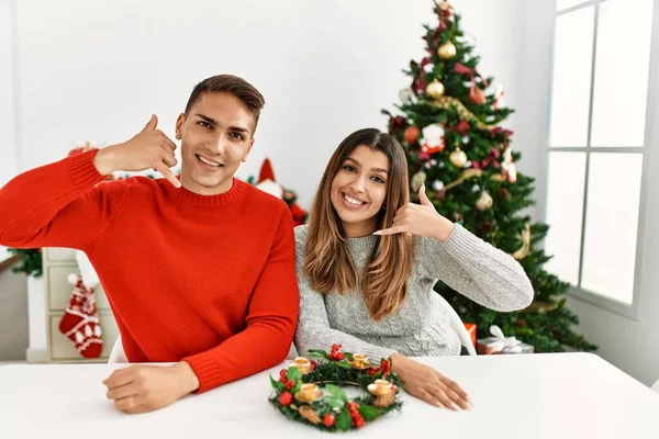 Jong Latijns Amerikaans Echtpaar Zit Aan Tafel Met Kerst Glimlachend — Stockfoto