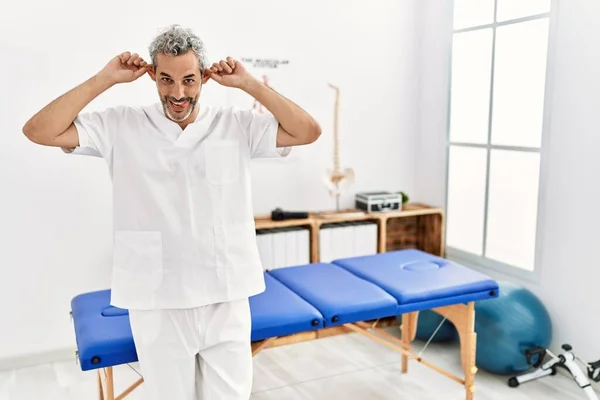 Der Hispanische Therapeut Mittleren Alters Der Einer Schmerzklinik Arbeitet Lächelt — Stockfoto