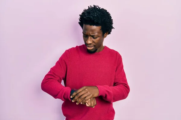 Mladý Africký Američan Nosí Ležérní Oblečení Kontrolu Času Hodinkách Zápěstí — Stock fotografie
