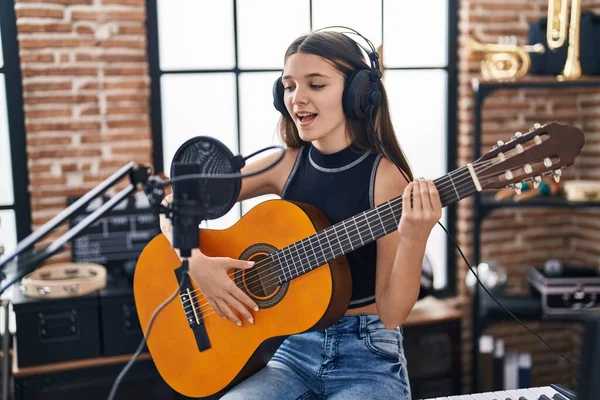 Adorável Músico Menina Cantando Música Tocando Guitarra Clássica Estúdio Música — Fotografia de Stock