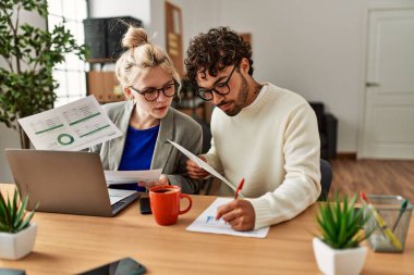 İki İspanyol iş adamı ofiste yoğunlaşmıştı..