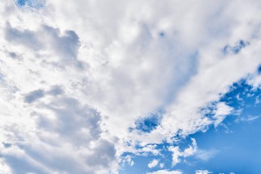 Güzel mavi gökyüzü resmi