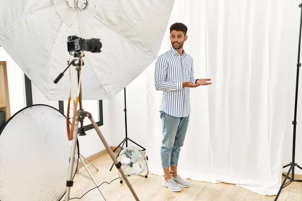 Arabische Jongeman Die Zich Voordeed Als Model Een Fotostudio Met — Stockfoto