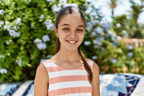 Caucásico Adolescente Chica Sonriendo Feliz Pie Ciudad —  Fotos de Stock