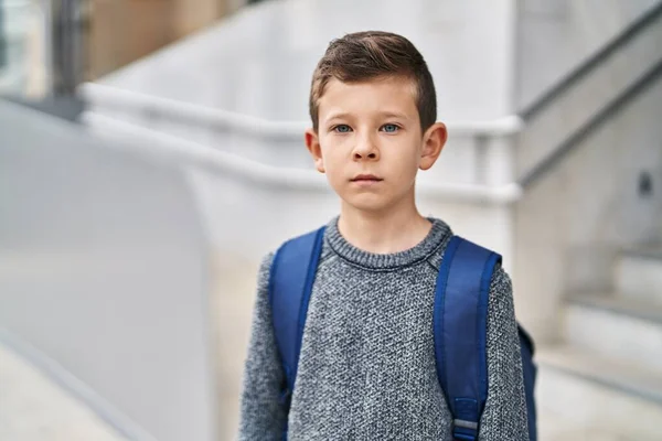 Studente Bambino Biondo Piedi Con Espressione Seria Scuola — Foto Stock