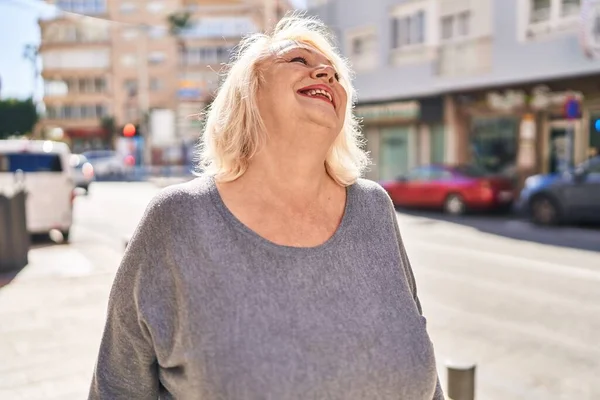 Medelålders Blond Kvinna Ler Säker Stående Gatan — Stockfoto