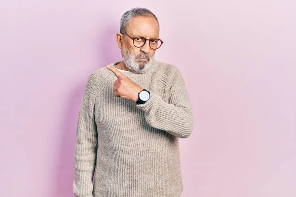 Handsome Senior Man Beard Wearing Casual Sweater Glasses Pointing Hand — Stockfoto