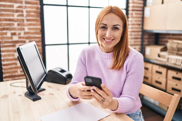 Jovem Mulher Caucasiana Ecommerce Trabalhador Negócios Usando Smartphone Escritório — Fotografia de Stock