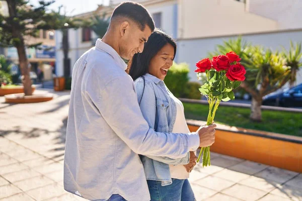 Joven Pareja Latina Esperando Sorpresa Del Bebé Con Flores Parque — Foto de Stock