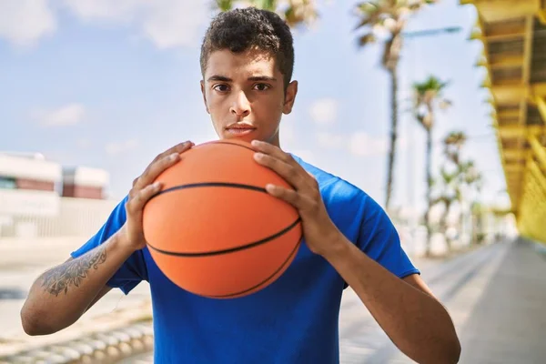 Pemuda Hispanik Pelatihan Dengan Bola Basket Luar Ruangan — Stok Foto