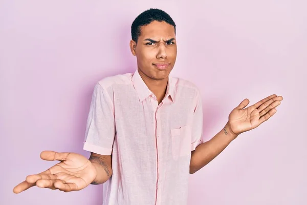 Jovem Afro Americano Vestindo Roupas Casuais Sem Noção Expressão Confusa — Fotografia de Stock