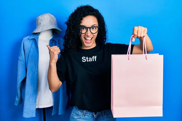 Mujer Hispana Joven Con Pelo Rizado Usando Camiseta Del Personal —  Fotos de Stock