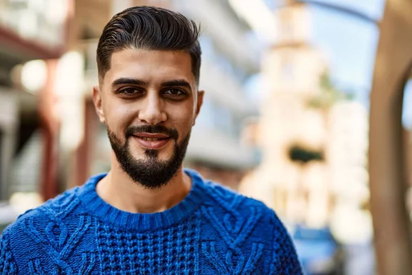 Jovem Árabe Homem Sorrindo Confiante Rua — Fotografia de Stock