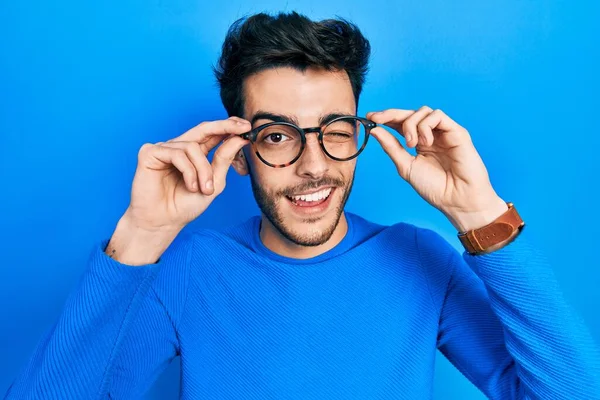 Joven Hombre Hispano Con Gafas Guiñando Ojo Mirando Cámara Con —  Fotos de Stock