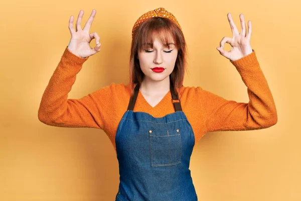 Ruiva Jovem Mulher Vestindo Avental Relaxar Sorrir Com Olhos Fechados — Fotografia de Stock