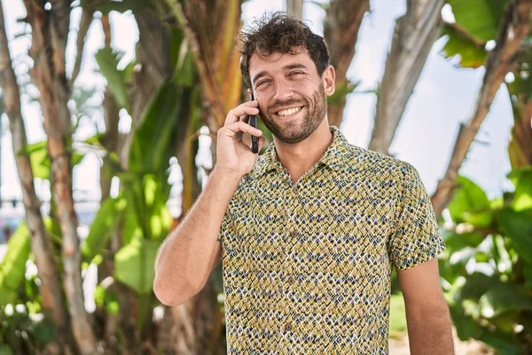 Ung Latinamerikansk Man Ler Säker Talar Smartphone Parken — Stockfoto