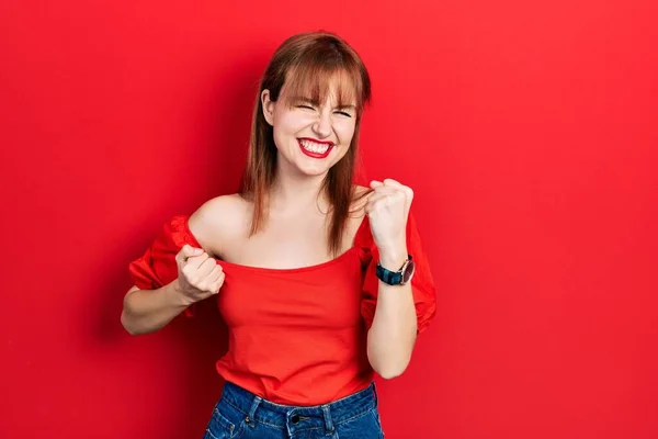 Une Jeune Femme Rousse Portant Shirt Rouge Décontracté Célébrant Surprise — Photo